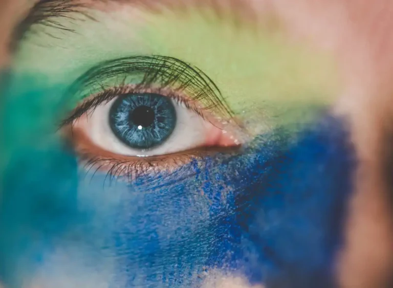 Maquillage oiseau : la méthode qui se joue autour des yeux