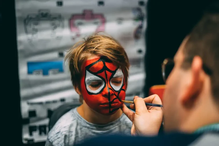 Maquillage Spider-Man : réussir la toile, du premier trait au démaquillage